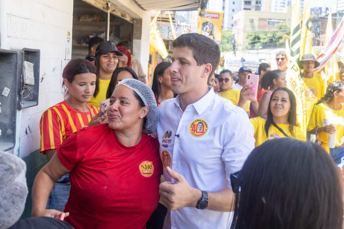 João Campos realiza porta a porta na Comunidade Entra Apulso (Karol Rodrigues/ DP Foto)
