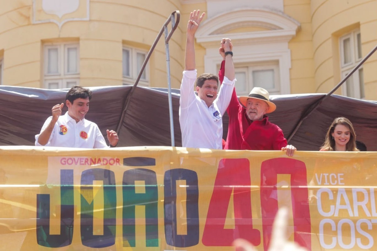 Ao lado do presidente Lula (PT), João Campos defendeu o fim da escala 6x1, o combate ao feminicídio, além da expansão do Sistema Único de Saúde (SUS), das universidades e dos institutos federais./Weslly Gomes/DP Foto
