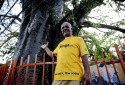 Guardi&atilde;o do baob&aacute;, Jadson limpa a &aacute;rvore de dois em dois dias  - Maur&iacute;cio Ferry/DP Foto