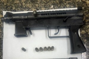 O 1&ordm; BPM apreendeu uma metralhadora calibre .45 e outros materiais de armamento
