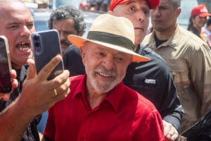Presidente Lula (PT) em meio &agrave; multid&atilde;o no Recife