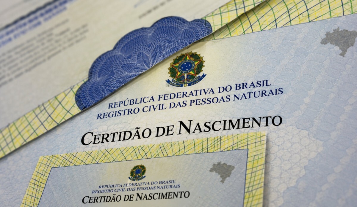 Entre os serviços oferecidos está a retirada da segunda via de certidões de nascimento/Foto: Divulgação/SJDH