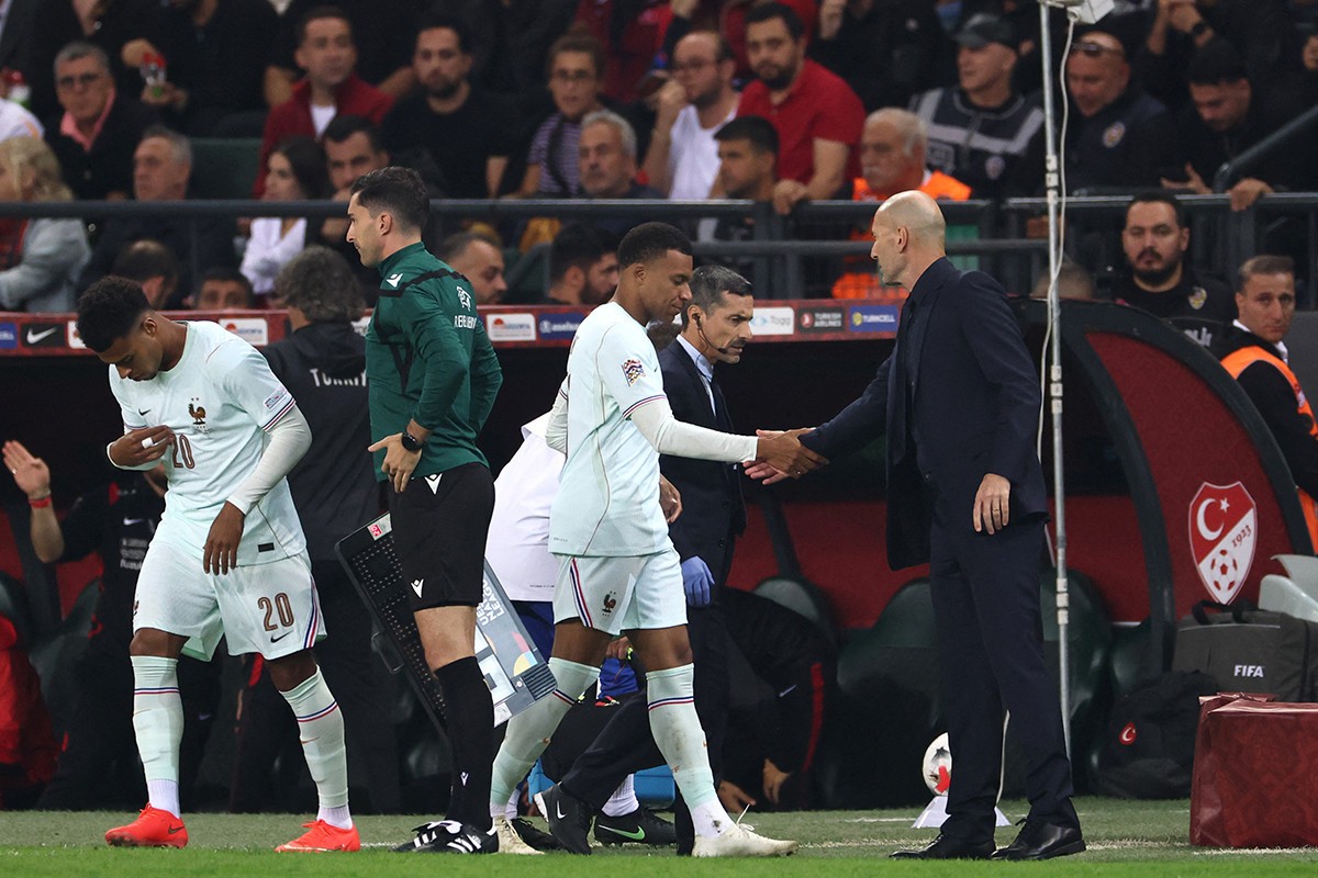 Mbappé e Zineine Zidane, da seleção francesa/FRANCK FIFE/AFP