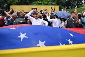 Familiares de presos protestam constantemente, e um grupo passa a noite perto da embaixada dos EUA