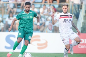 Com gol no fim, Santa Cruz busca empate contra o Floresta e fica a um ponto do acesso