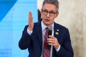 O candidato ao Planalto Romeu Zema (Novo) criticou as &uacute;ltimas medidas do governo Lula