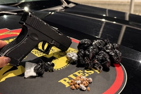 Simulacro de arma de fogo e drogas foram apreendidos/Divulgação/Polícia Militar