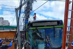 &Ocirc;nibus da linha TI Xamb&aacute; / Largo da Paz se chocou com um sem&aacute;foro na Av. Beberibe na manh&atilde; deste domingo