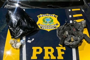 Rev&oacute;lver, maconha e rebites s&atilde;o recolhidos pela pol&iacute;cia
