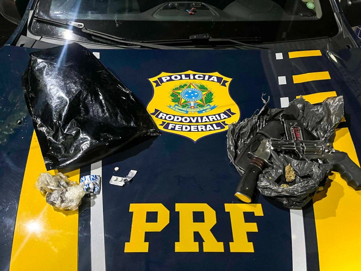 Motorista &eacute; detido com rev&oacute;lver, fac&atilde;o, maconha e rebites no Sert&atilde;o de Pernambuco - Divulga&ccedil;&atilde;o/PRF