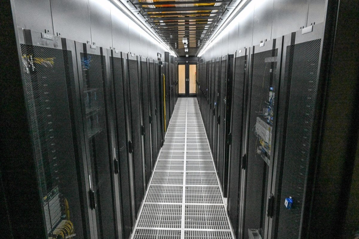 Fileiras de gabinetes de racks de servidores no data center da Digital Realty em Singapura./ROSLAN RAHMAN / AFP