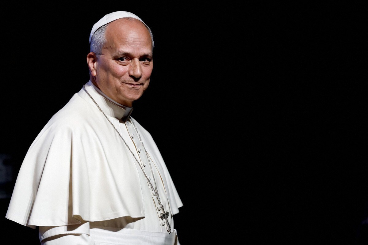 Papa Leão 14 retira-se após seu discurso durante um encontro intitulado 