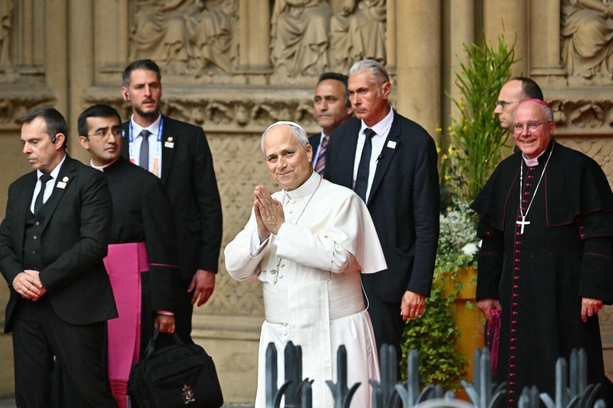  Pope Leo XIV reacts as he leaves after celebrating a mass at Saint-Etienne de Metz Cathedral, in Metz, northeastern France on September 28, 2026 on the last day of his visit to France. (Photo by SEBASTIEN BOZON / POOL / AFP)/ AFP