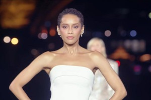 Ta&iacute;s Ara&uacute;jo de cabelo estilo "Jo&atilde;ozinho" na abertura da Paris Fashion Week 2026