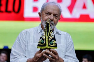 Lula segura imagem de Nossa Senhora Aparecida durante ato no Recife