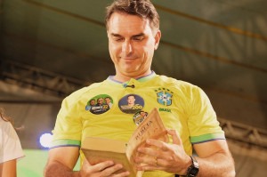 O presidenci&aacute;vel Fl&aacute;vio Bolsonaro (PL) durante ato em Natal, no RN