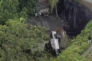 Caminhonete caiu em cima de uma resid&ecirc;ncia