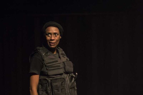 Atriz Gheuza interpreta investigadora responsável por casos de violência contra a mulher