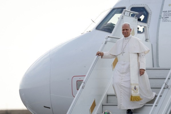 Papa Le&atilde;o XIV desembarca do avi&atilde;o ao chegar ao Aeroporto de Metz-Nancy-Lorraine, em Goin, na Fran&ccedil;a