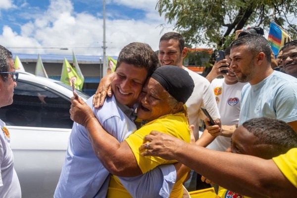 João Campos em porta a porta no bairro dos Torrões, no Recife
