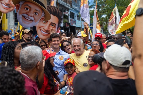 João Campos em porta a porta no bairro dos Torrões, no Recife