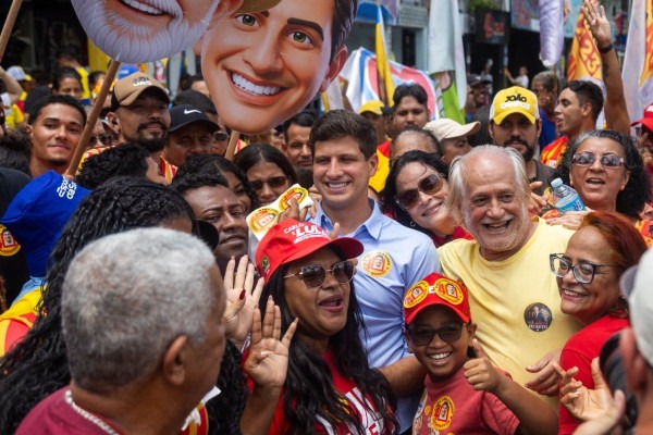 João Campos em porta a porta no bairro dos Torrões, no Recife