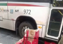 Motociclista morre após colidir com ônibus na Avenida Sul, no Recife
/Reprodução/Instagram
