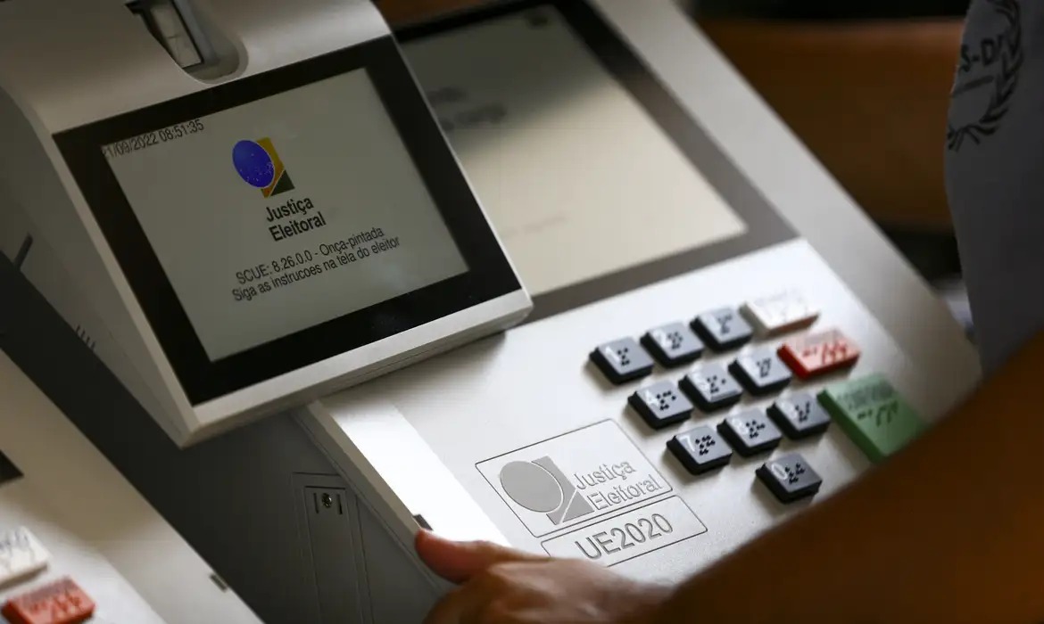 Eleitor registra seu voto no teclado numérico de urna eletrônica durante as eleições/Foto: Marcelo Camargo/Agência Brasil