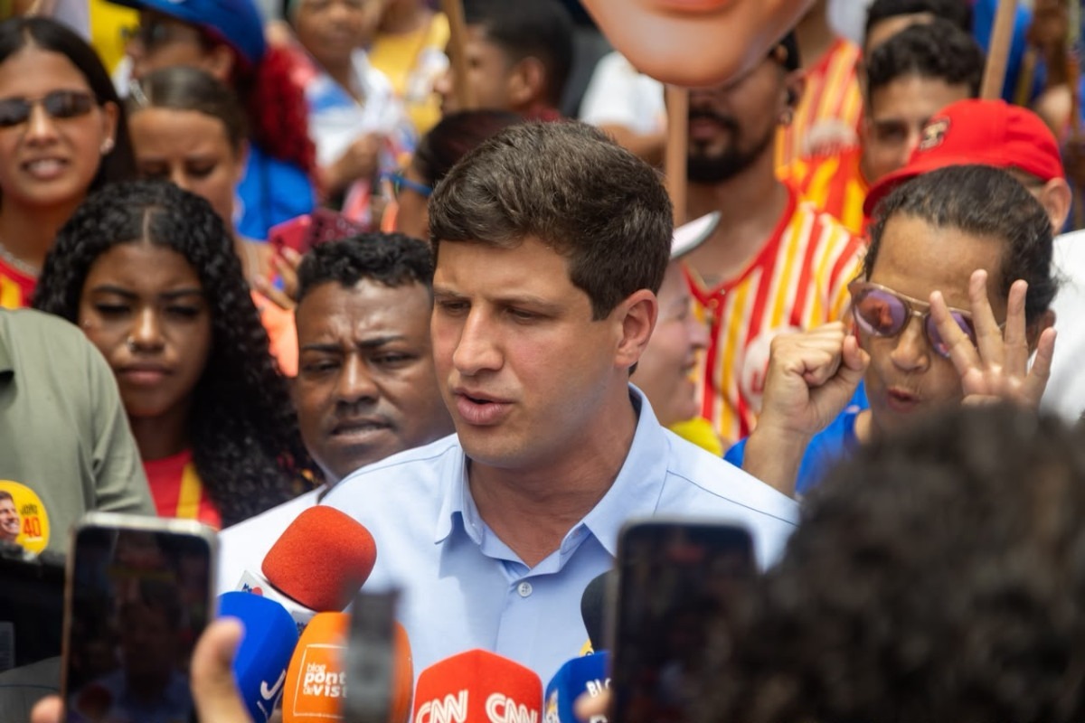 João Campos em porta a porta no bairro dos Torrões, no Recife/Foto: Karol Rodrigues/DP Foto