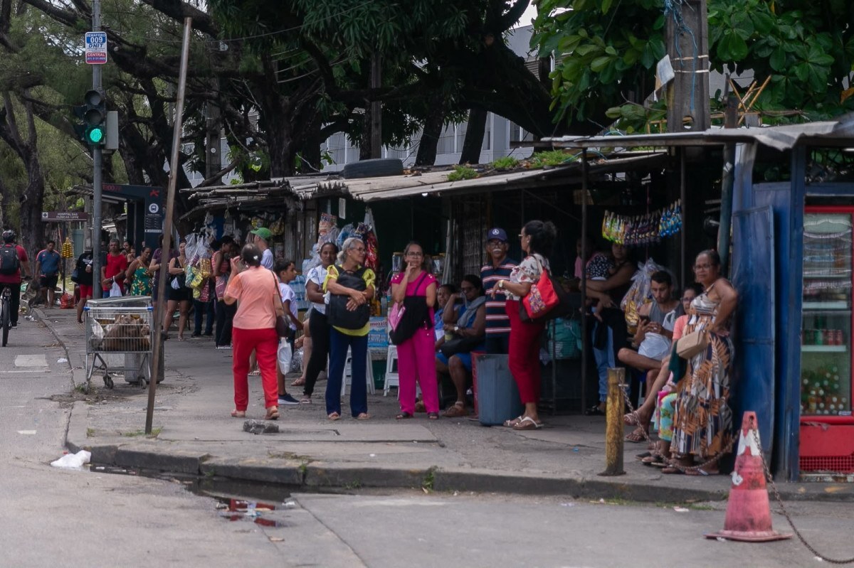Barraqueiros resistem à mudança para boxes construídos ao lado do Hospital das Clínicas
 (Foto: Rafael Vieira/DP)