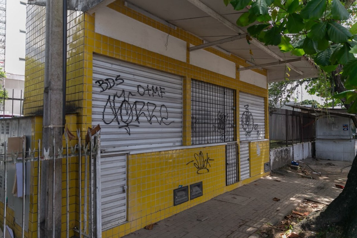 Barraqueiros resistem à mudança para boxes construídos ao lado do Hospital das Clínicas
 (Foto: Rafael Vieira/DP)