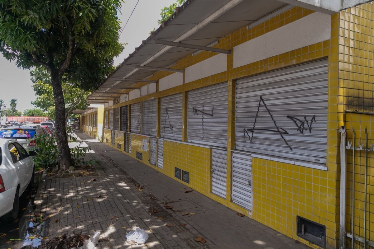 Barraqueiros resistem à mudança para boxes construídos ao lado do Hospital das Clínicas
/Foto: Rafael Vieira/DP
