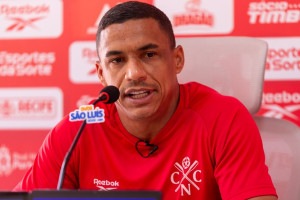 Arnaldo, lateral-direito do N&aacute;utico