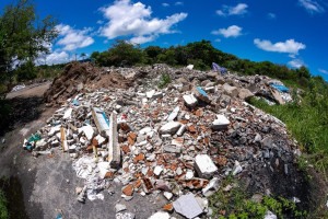 &Aacute;rea verde &agrave;s margens da Avenida Olinda Dom Helder C&acirc;mara vira ponto de descarte de entulhos
