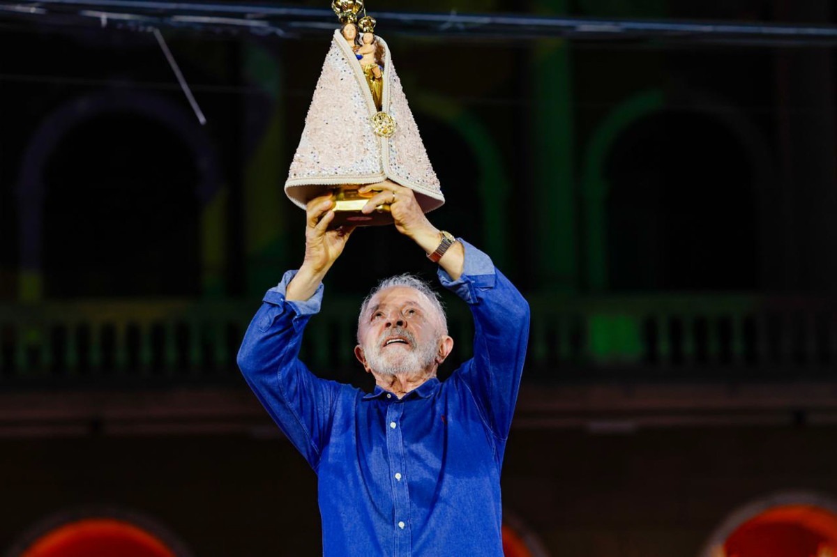 Imagem mostra presidente Lula (PT) erguendo representação de Nossa Senhora Aparecida/Ricardo Stuckert.