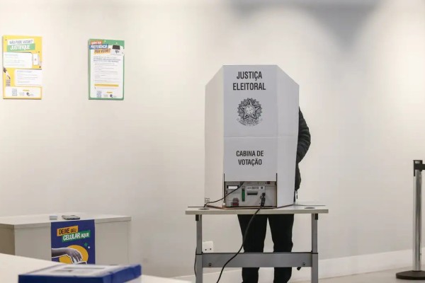Crise da democracia tamb&eacute;m &eacute; crise do liberalismo - &copy; PAULO PINTO/AG&Ecirc;NCIA BRASIL