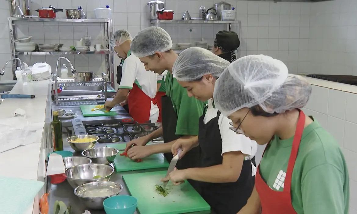 O número de pessoas ocupadas chegou a 103,5 milhões entre junho e agosto/© AGÊNCIA BRASIL/TV BRASIL