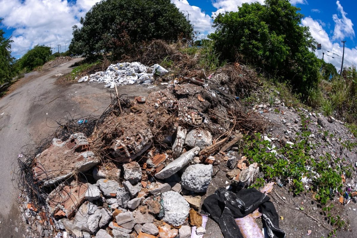 Área verde às margens da Avenida Olinda Dom Helder Câmara vira ponto de descarte de entulhos
 (Rafael Vieira/DP Fotos)