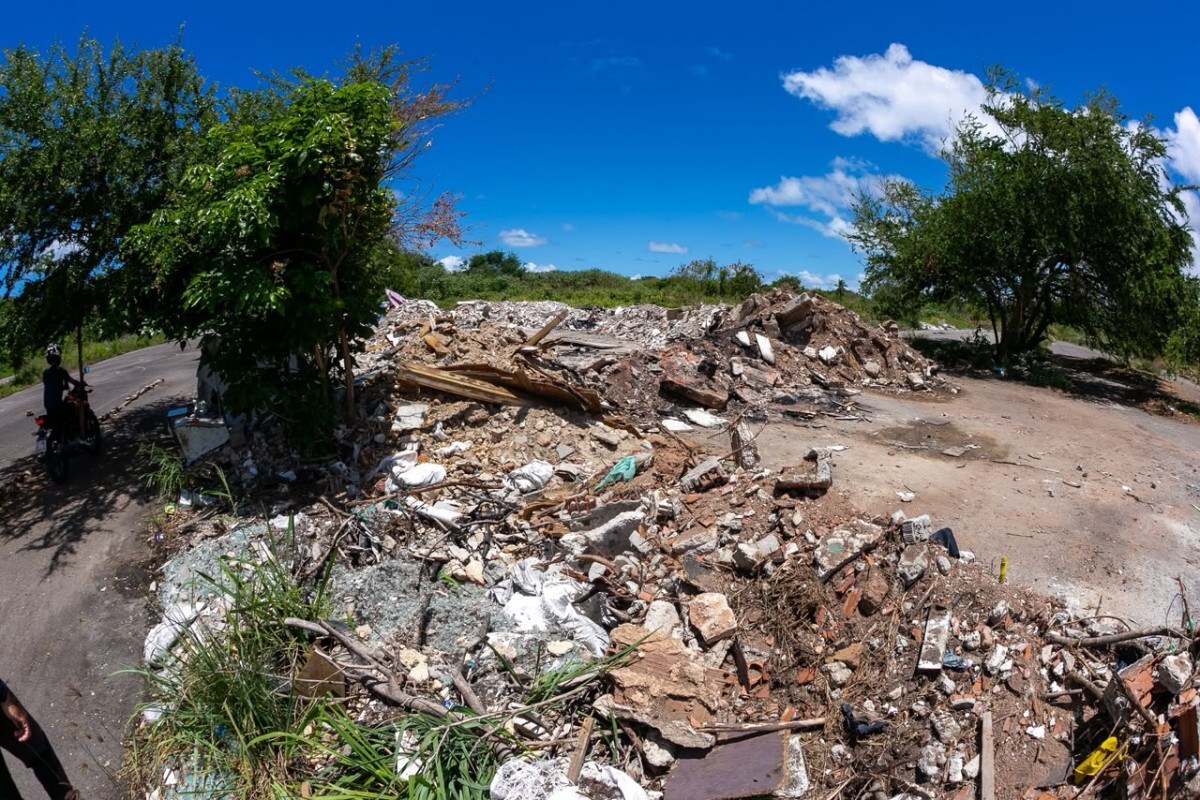Área verde às margens da Avenida Olinda Dom Helder Câmara vira ponto de descarte de entulhos
 (Rafael Vieira/DP Fotos)