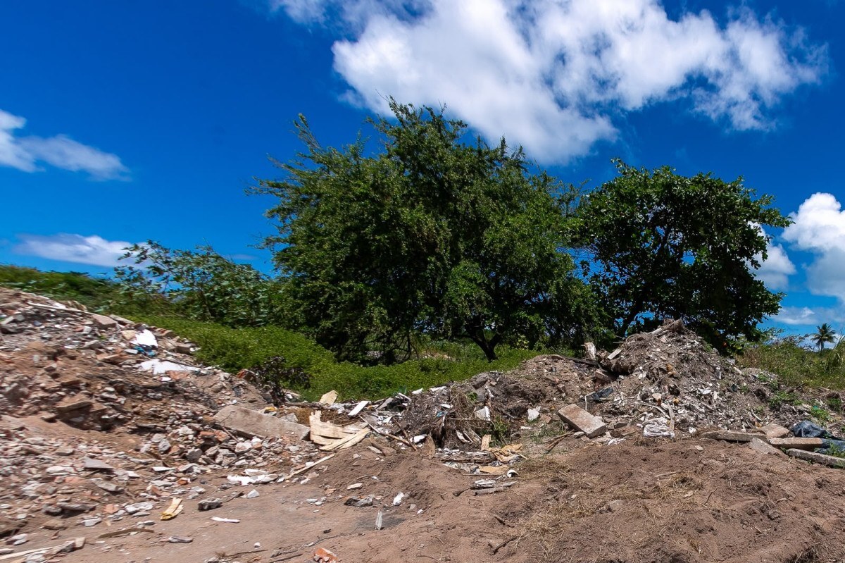 Área verde às margens da Avenida Olinda Dom Helder Câmara vira ponto de descarte de entulhos
 (Rafael Vieira/DP Fotos)