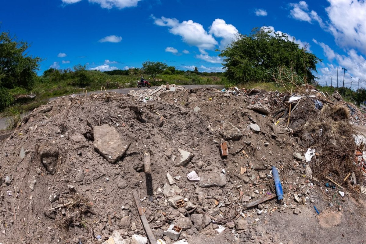Área verde às margens da Avenida Olinda Dom Helder Câmara vira ponto de descarte de entulhos
 (Rafael Vieira/DP Fotos)