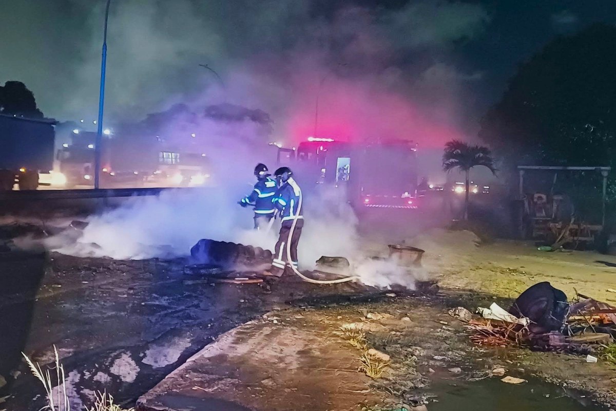 Bombeiros fazem a limpeza da pista após o protesto/Foto: PRF/ Divulgação