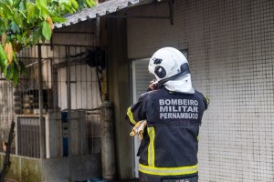 Inc&ecirc;ndio atinge laborat&oacute;rio no Departamento de F&iacute;sica da UFPE