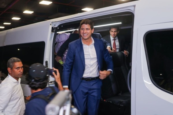 João Campos chega ao debate da TV Globo (Foto: Weslly Gomes/DP Foto)
