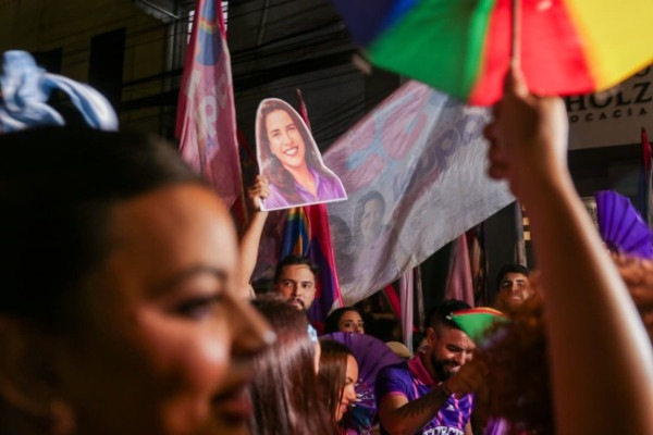 Apoiadores da candidata Raquel Lyra se encontram em frente à TV Globo antes de debate (Foto: Weslly Gomes/DP Foto)