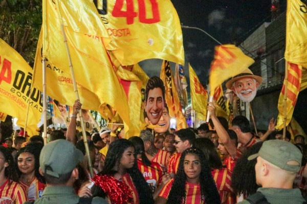 Militância de João Campos presta apoio ao candidato antes de debate na TV Globo (Foto: Weslly Gomes/DP Foto)