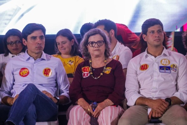 Candidato João Campos ao lado da senadora Teresa Leitão (PT) e do candidato a vice-governador Carlos Costa (Republicanos) (Foto: Weslly Gomes/DP Foto)
