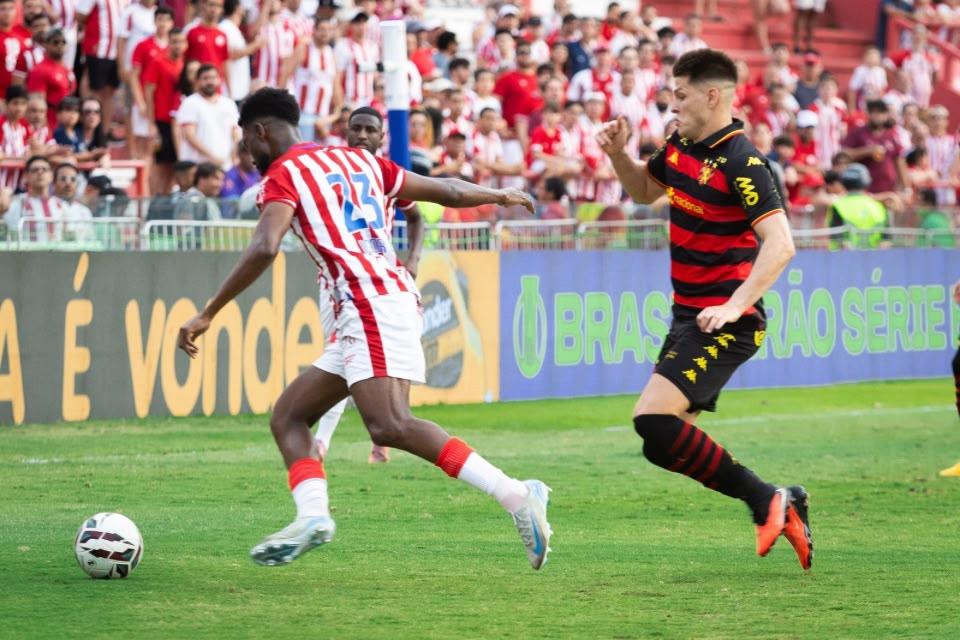 Igor Fernandes, defensor do Náutico, durante clássico contra o Sport/Sandy James / DP Foto