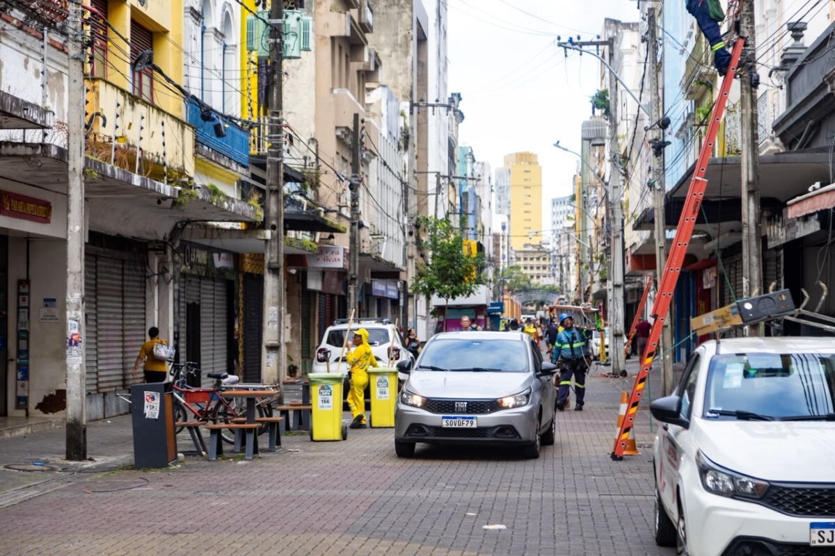 Carros trafegam pela Rua da Imperatriz, no Centro do Recife (Karol Rodrigues/ DP Foto)