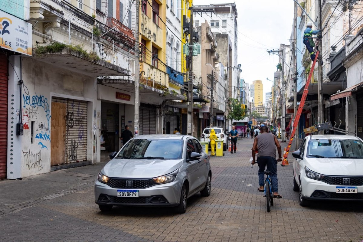 Carros já circulavam na Rua da Imperatriz na tarde desta quarta (30)/Karol Rodrigues/ DP foto